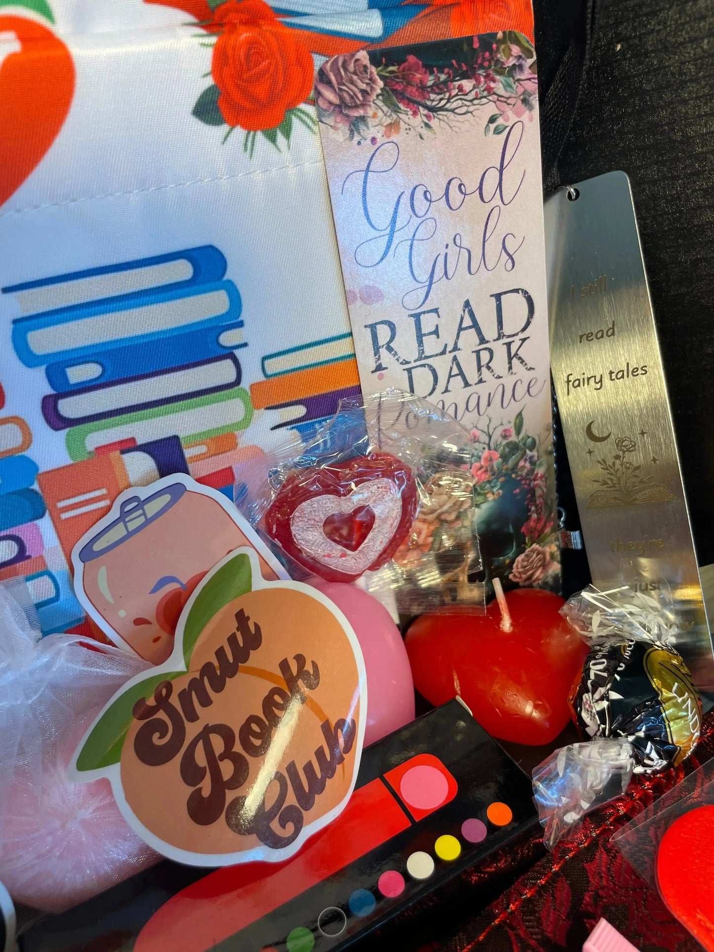 Dark Romance Activity Box +/- novels & toy